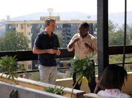 Thierry Barbaut et Aphrodice Mutangana le fondateur du KLab de Kigali au Rwanda