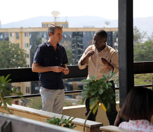 Thierry Barbaut et Aphrodice Mutangana le fondateur du KLab de Kigali au Rwanda