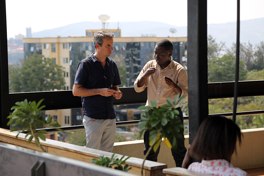 Thierry Barbaut et Aphrodice Mutangana le fondateur du KLab de Kigali au Rwanda