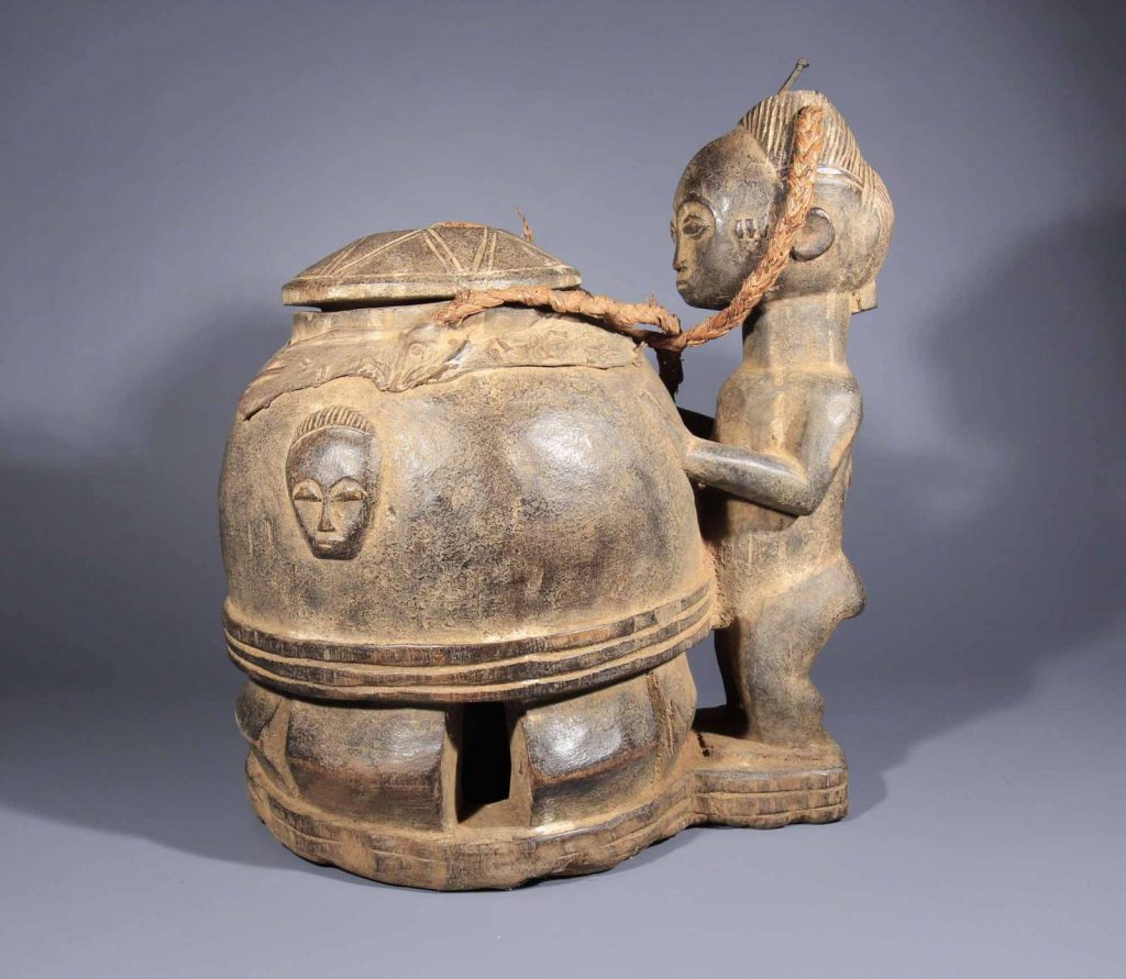 Objets d'art exposé à Istanbul. Ici une boîte de miracle Baoule de Côte d'Ivoire