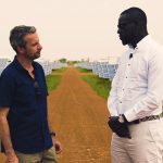 Thierry Barbaut et Karim Ndiaye de l'entreprise Meridiam sur la centrale photovoltaïque de Ten Merina au Sénégal
