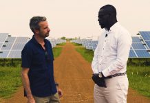 Thierry Barbaut et Karim Ndiaye de l'entreprise Meridiam sur la centrale photovoltaïque de Ten Merina au Sénégal