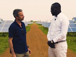 Thierry Barbaut et Karim Ndiaye de l'entreprise Meridiam sur la centrale photovoltaïque de Ten Merina au Sénégal