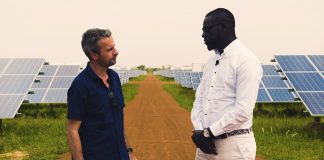 Thierry Barbaut et Karim Ndiaye de l'entreprise Meridiam sur la centrale photovoltaïque de Ten Merina au Sénégal