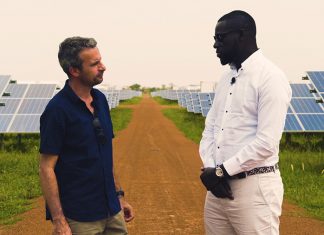 Thierry Barbaut et Karim Ndiaye de l'entreprise Meridiam sur la centrale photovoltaïque de Ten Merina au Sénégal
