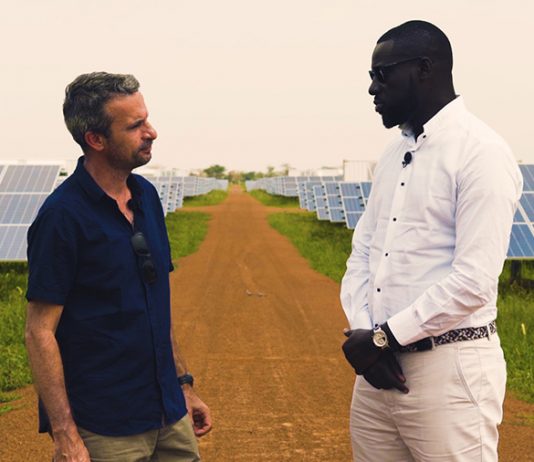 Thierry Barbaut et Karim Ndiaye de l'entreprise Meridiam sur la centrale photovoltaïque de Ten Merina au Sénégal