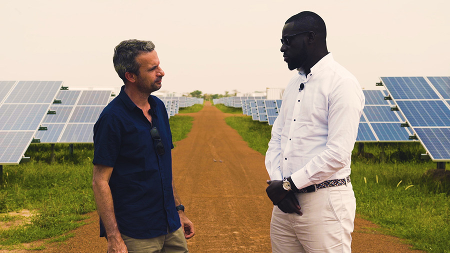 Thierry Barbaut et Karim Ndiaye de l'entreprise Meridiam sur la centrale photovoltaïque de Ten Merina au Sénégal