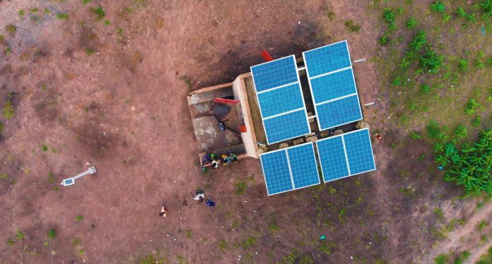 Moulins à moudre le mil solaire en Afrique au Sénégal