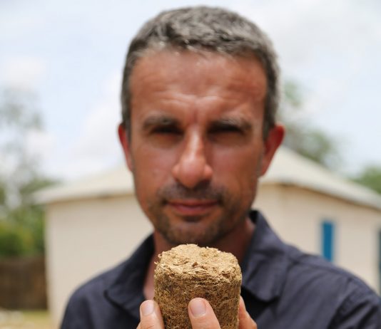 Charbon vert avec des coques d'arachides en Afrique