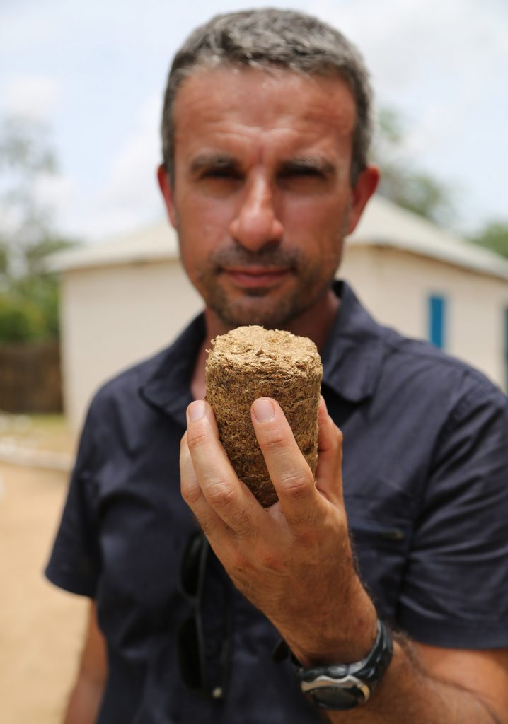 Charbon vert avec des coques d'arachides en Afrique