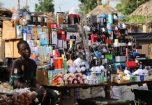 vendeur kiosque téléphonie marché Afrique