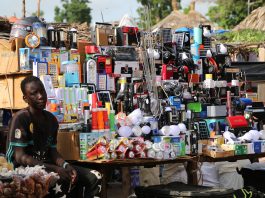 vendeur kiosque téléphonie marché Afrique