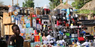 vendeur kiosque téléphonie marché Afrique