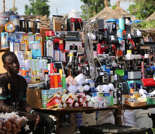 vendeur kiosque téléphonie marché Afrique