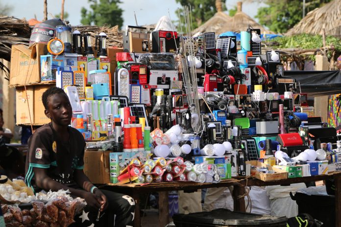 vendeur kiosque téléphonie marché Afrique