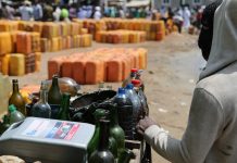 Essence au Bénin le carburant voyage en pirogue