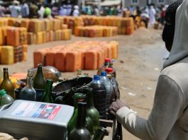 Essence au Bénin le carburant voyage en pirogue