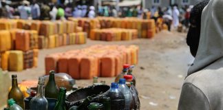 Essence au Bénin le carburant voyage en pirogue