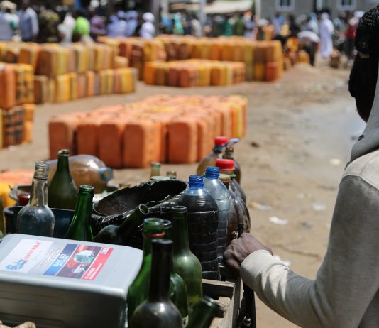 Essence au Bénin le carburant voyage en pirogue