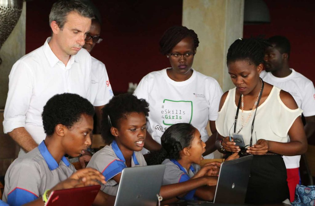 Des jeunes femmes impliquées dans la Google Code Week de Bujumbura - Mentorat technique de Thierry Barbaut