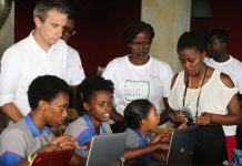 Des jeunes femmes impliquées dans la Google Code Week de Bujumbura - Mentorat technique de Thierry Barbaut