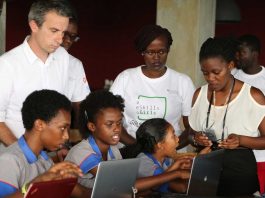 Des jeunes femmes impliquées dans la Google Code Week de Bujumbura - Mentorat technique de Thierry Barbaut