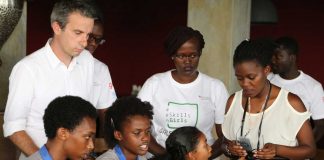 Des jeunes femmes impliquées dans la Google Code Week de Bujumbura - Mentorat technique de Thierry Barbaut