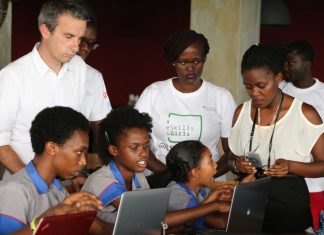 Des jeunes femmes impliquées dans la Google Code Week de Bujumbura - Mentorat technique de Thierry Barbaut