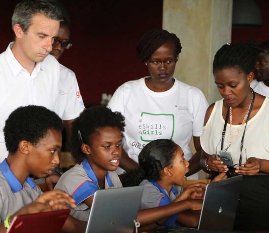 Des jeunes femmes impliquées dans la Google Code Week de Bujumbura - Mentorat technique de Thierry Barbaut