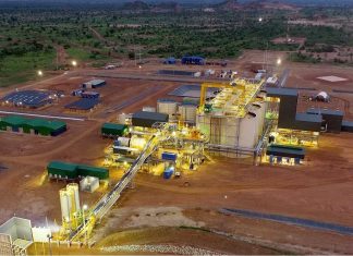 D’après les données publiées par les douanes burkinabés, en 2024, les exportations aurifères sont passées de 57 228 à 64 674 kilogrammes ; ce qui correspond à une hausse de 13,0 % par rapport à en 2023. Ces exportations ont généré 4,642 milliards de USD, soit environ 2 813 milliards de FCFA. L’or demeure donc une ressource importante pour Ouagadougou, puisque cette matière première contribue à elle seule à plus de 70 % aux exportations. C’est d’ailleurs dans ce sillage que le gouvernement burkinabé a lancé en 2023 la construction d’une raffinerie aurifère dont la mise en service est attendue d’ici la fin de l’année 2025. Cette installation ayant pour objectif de mettre fin à l’exportation de l’or brut, elle permettra de créer de la valeur ajoutée locale avant l’acheminement vers les marchés internationaux. Hormis cette évolution, il y a également lieu de souligner l’adoption d’un nouveau code minier en 2024 qui renforce le rôle que l’Etat doit jouer dans ce secteur. Malgré ces changements notables, la question du contrôle de la production, de la commercialisation et de l’exportation reste entière. A cet égard, une étude menée par la Brigade Nationale Anti-Fraude de l'Or en 2023 a estimé que seuls 30 % de la production artisanale sont captés par les comptoirs officiels et qu’il existe des circuits illicites d’exportation vers les pays voisins. De plus, cette instance estime entre 9 et 25 tonnes l’écart entre les exportations réelles et celles déclarées. Cette problématique est effectivement ressortie lorsqu’on compare les balances commerciales du Burkina Faso avec celui des pays concernés (Suisse, Emirats-Arabes Unis, …) Données du Burkina (kg) Données des importateurs (kg) Ecart (kg) Ecart (%) 2017 46 396 53 879 7 483 16% 2018 52 518 61 976 9 458 18% 2019 50 808 61 706 10 898 21% 2020 62 672 79 915 17 243 28% 2021 67 360 80 381 13 021 19% 2022 58 191 71 944 13 753 24% 2023 57 238 68 195 10 957 19% 2024 41 044 49 627 8 583 21% Il y a lieu de souligner qu’il n’est pas inhabituel d’observer que les chiffres à l’importation et ceux à l’exportation ne soient pas identiques, en raison notamment : de la différence de précision entre les instruments de mesure utilisés, des erreurs de reporting, du décalage entre la date de chargement et celle de déchargement ainsi que des propriétés physiques du produit concerné. Toutefois, tous ces facteurs ne suffissent à expliquer des différences systématiques de plus de 16 % toujours en la défaveur de l’exportateur et les écarts observés indiquent probablement de la contrebande. En effet, dans ce cas de figure, des quantités importantes portant l’estampille du pays d’origine ont été acheminées jusqu’aux ports d’arrivée, représentant en 2024 une perte d’environ 373 milliards de FCFA pour le Burkina Faso uniquement en ce qui concerne le flux vers la Suisse. La question de la lutte contre la fraude et la contrebande est donc essentielle pour permettre à Ouagadougou de dynamiser son industrie aurifère locale et ainsi en tirer tous les profits attendus de l’exploitation de cette pierre précieuse.