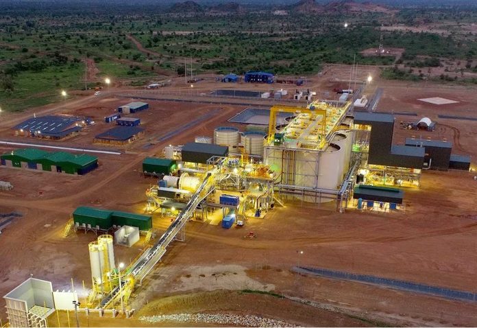 Contrebande ce cancer de l’industrie aurifère burkinabé D’après les données publiées par les douanes burkinabés, en 2024, les exportations aurifères sont passées de 57 228 à 64 674 kilogrammes ; ce qui correspond à une hausse de 13,0 % par rapport à en 2023. Ces exportations ont généré 4,642 milliards de USD, soit environ 2 813 milliards de FCFA. L’or demeure donc une ressource importante pour Ouagadougou, puisque cette matière première contribue à elle seule à plus de 70 % aux exportations. C’est d’ailleurs dans ce sillage que le gouvernement burkinabé a lancé en 2023 la construction d’une raffinerie aurifère dont la mise en service est attendue d’ici la fin de l’année 2025. Cette installation ayant pour objectif de mettre fin à l’exportation de l’or brut, elle permettra de créer de la valeur ajoutée locale avant l’acheminement vers les marchés internationaux. Hormis cette évolution, il y a également lieu de souligner l’adoption d’un nouveau code minier en 2024 qui renforce le rôle que l’Etat doit jouer dans ce secteur. Malgré ces changements notables, la question du contrôle de la production, de la commercialisation et de l’exportation reste entière. A cet égard, une étude menée par la Brigade Nationale Anti-Fraude de l'Or en 2023 a estimé que seuls 30 % de la production artisanale sont captés par les comptoirs officiels et qu’il existe des circuits illicites d’exportation vers les pays voisins. De plus, cette instance estime entre 9 et 25 tonnes l’écart entre les exportations réelles et celles déclarées. Cette problématique est effectivement ressortie lorsqu’on compare les balances commerciales du Burkina Faso avec celui des pays concernés (Suisse, Emirats-Arabes Unis, …) Données du Burkina (kg) Données des importateurs (kg) Ecart (kg) Ecart (%) 2017 46 396 53 879 7 483 16% 2018 52 518 61 976 9 458 18% 2019 50 808 61 706 10 898 21% 2020 62 672 79 915 17 243 28% 2021 67 360 80 381 13 021 19% 2022 58 191 71 944 13 753 24% 2023 57 238 68 195 10 957 19% 2024 41 044 49 627 8 583 21% Il y a lieu de souligner qu’il n’est pas inhabituel d’observer que les chiffres à l’importation et ceux à l’exportation ne soient pas identiques, en raison notamment : de la différence de précision entre les instruments de mesure utilisés, des erreurs de reporting, du décalage entre la date de chargement et celle de déchargement ainsi que des propriétés physiques du produit concerné. Toutefois, tous ces facteurs ne suffissent à expliquer des différences systématiques de plus de 16 % toujours en la défaveur de l’exportateur et les écarts observés indiquent probablement de la contrebande. En effet, dans ce cas de figure, des quantités importantes portant l’estampille du pays d’origine ont été acheminées jusqu’aux ports d’arrivée, représentant en 2024 une perte d’environ 373 milliards de FCFA pour le Burkina Faso uniquement en ce qui concerne le flux vers la Suisse. La question de la lutte contre la fraude et la contrebande est donc essentielle pour permettre à Ouagadougou de dynamiser son industrie aurifère locale et ainsi en tirer tous les profits attendus de l’exploitation de cette pierre précieuse.