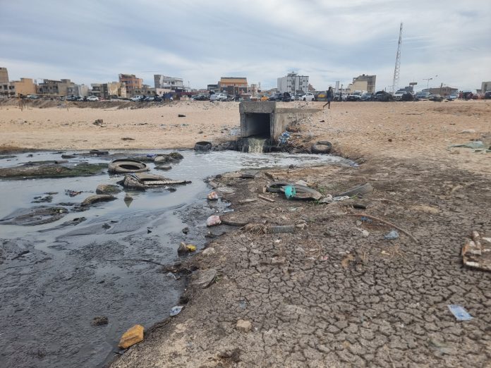 Vue de la mer polluée au Sénégal